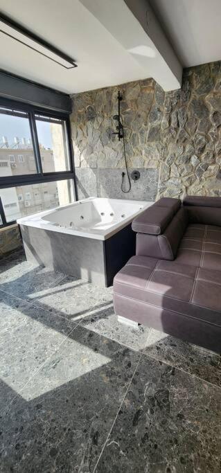 מבנים בים 75 Suites At Sea Хайфа Экстерьер фото