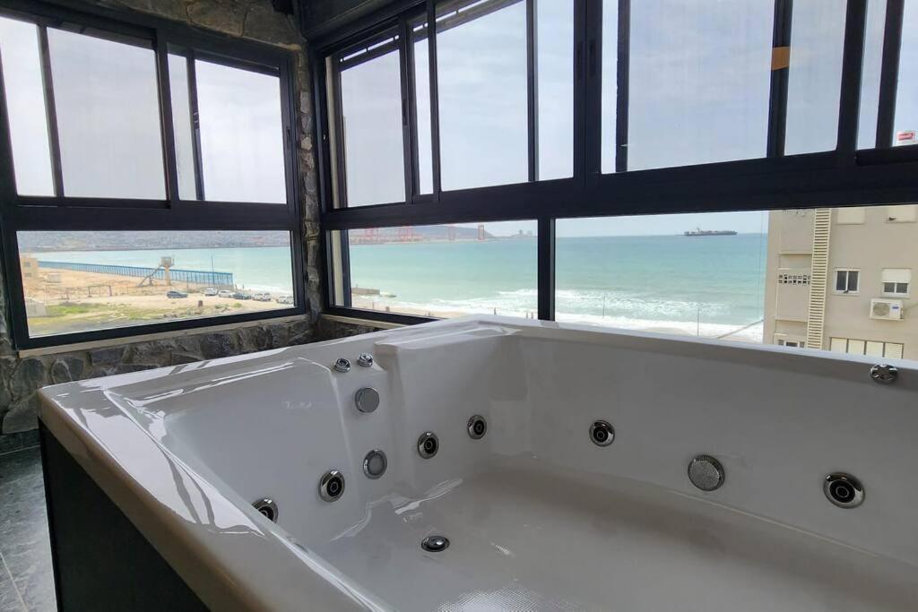 מבנים בים 75 Suites At Sea Хайфа Экстерьер фото
