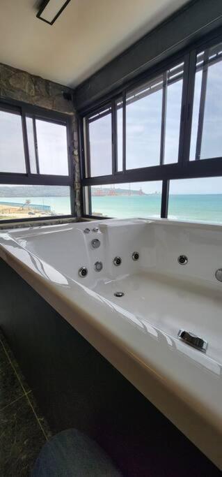 מבנים בים 75 Suites At Sea Хайфа Экстерьер фото