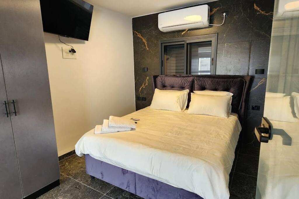 מבנים בים 75 Suites At Sea Хайфа Экстерьер фото