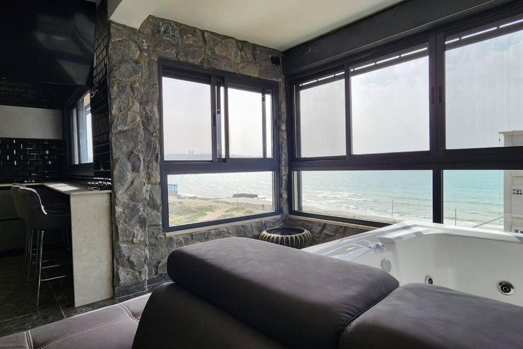 מבנים בים 75 Suites At Sea Хайфа Экстерьер фото